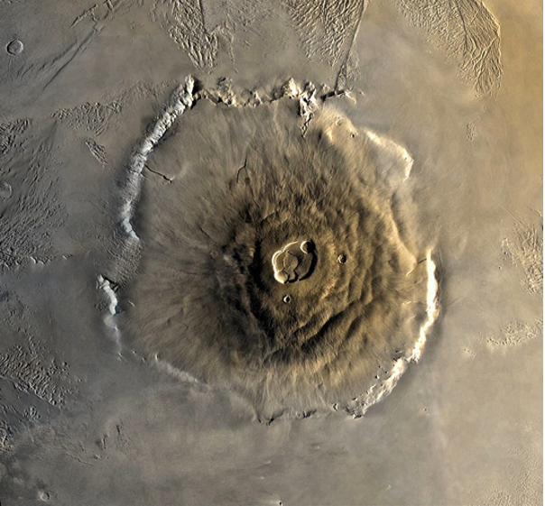 Photo du volcan éteint Olympus Mons, entouré de nuages de glaces d'eau